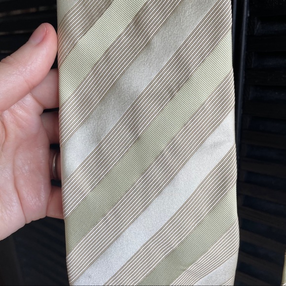 Hugo boss silk tie, cream and green stripe - Picture 2 of 7